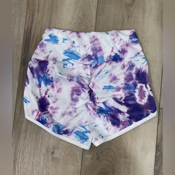 NWOT TIE DYE Ruched booty shorts - Picture 2 of 3
